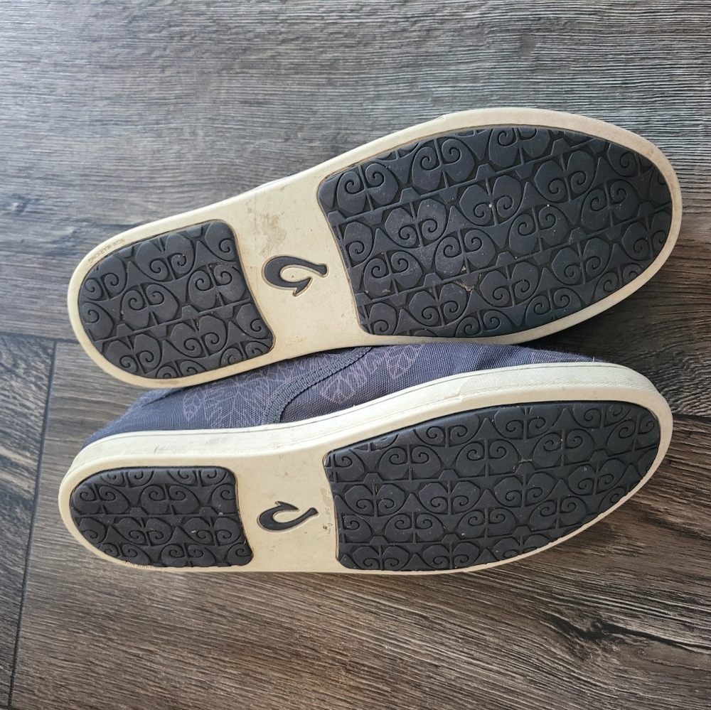 OluKai Gray Slip-On Shoes with Leaf Design - Picture 4 of 4